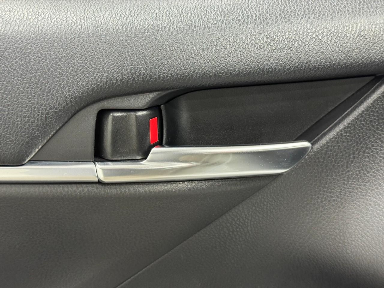 Toyota Camry Vehicle Full-screen Gallery Image 22