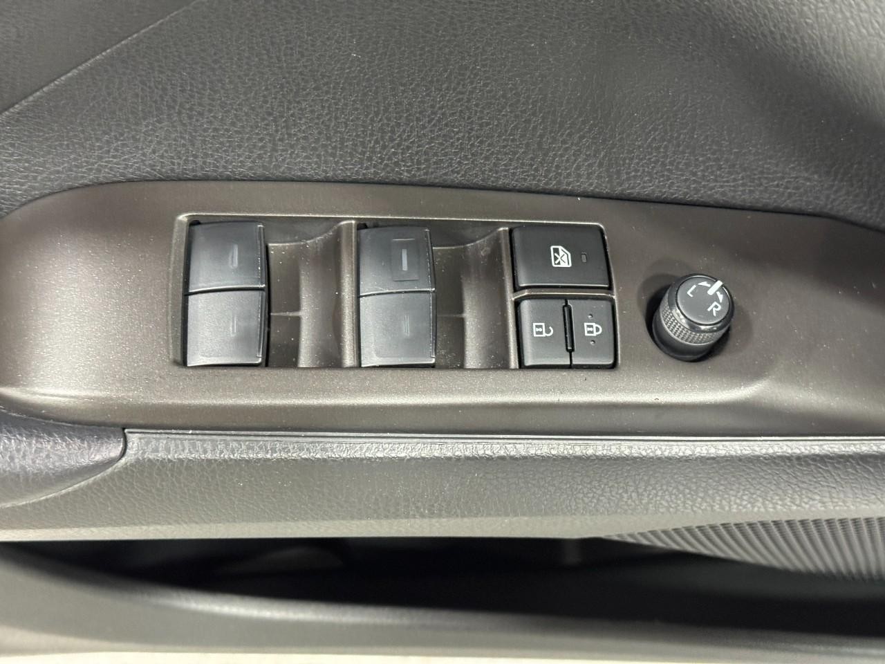 Toyota Camry Vehicle Full-screen Gallery Image 23