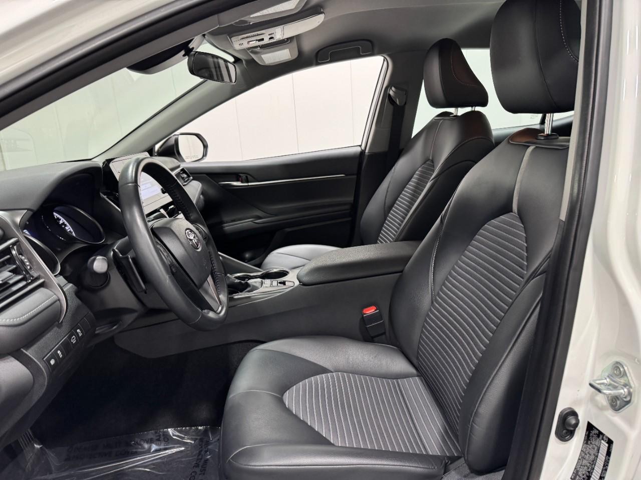 Toyota Camry Vehicle Full-screen Gallery Image 24