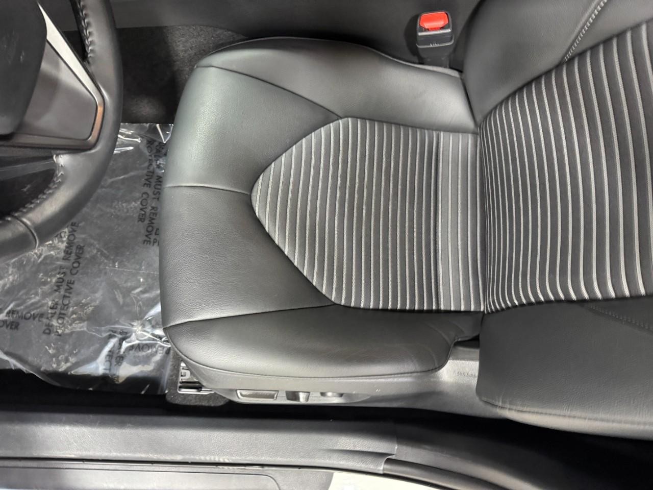 Toyota Camry Vehicle Full-screen Gallery Image 25