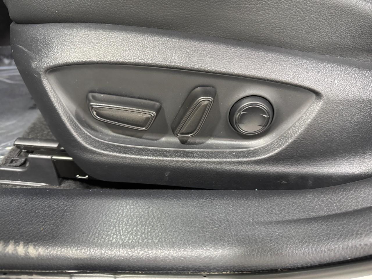 Toyota Camry Vehicle Full-screen Gallery Image 26