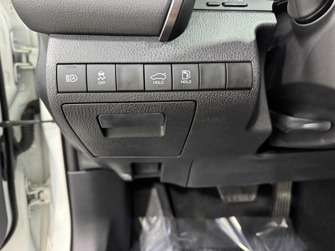 Toyota Camry Vehicle Full-screen Gallery Image 27