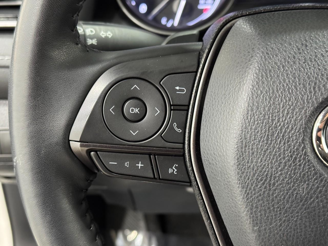 Toyota Camry Vehicle Full-screen Gallery Image 28