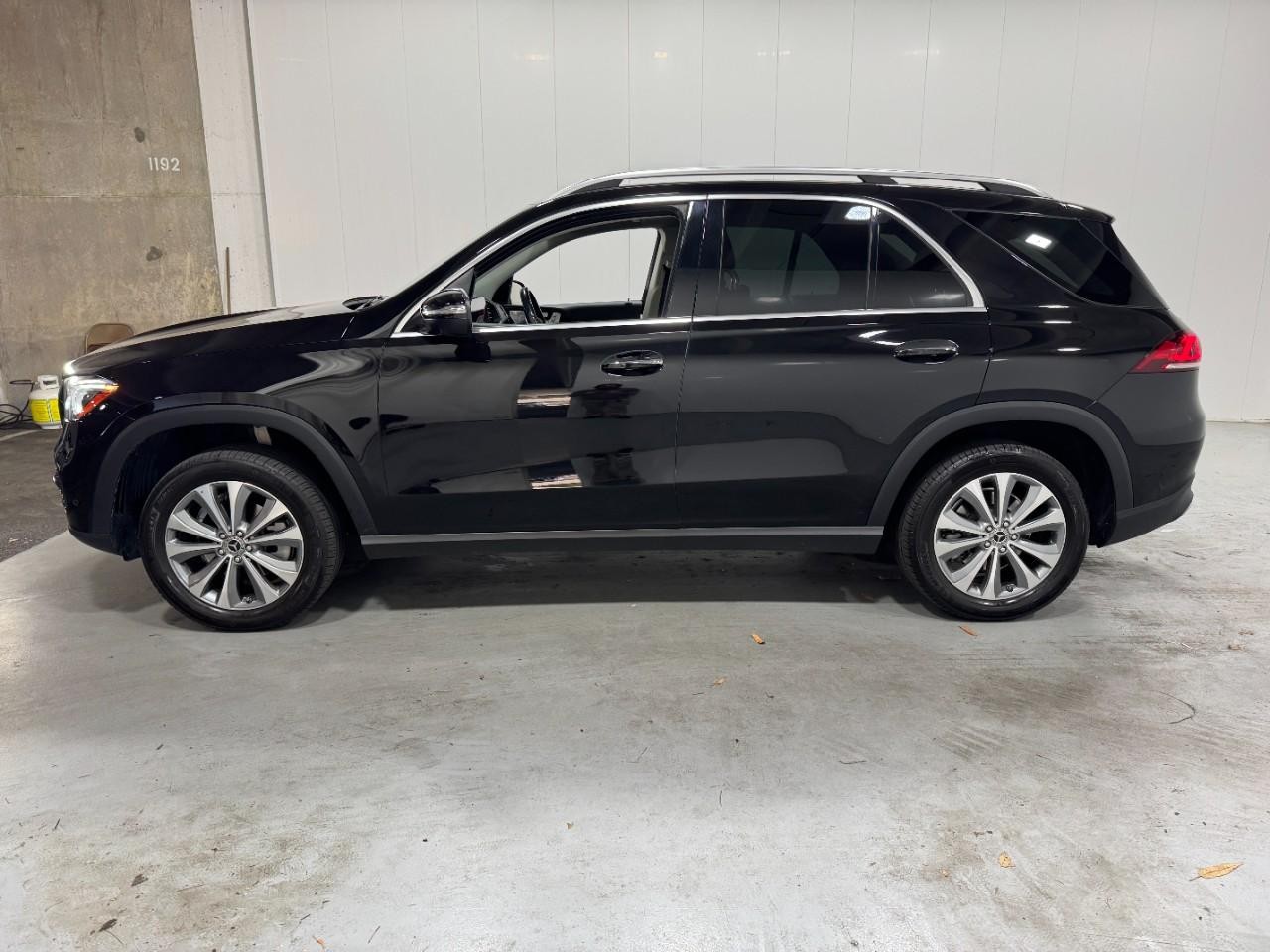 Mercedes-Benz GLE Vehicle Full-screen Gallery Image 2