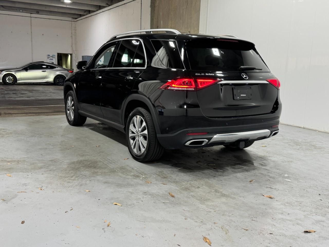 Mercedes-Benz GLE Vehicle Full-screen Gallery Image 3