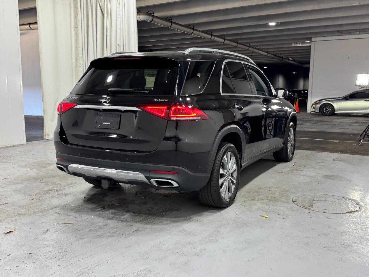 Mercedes-Benz GLE Vehicle Full-screen Gallery Image 4