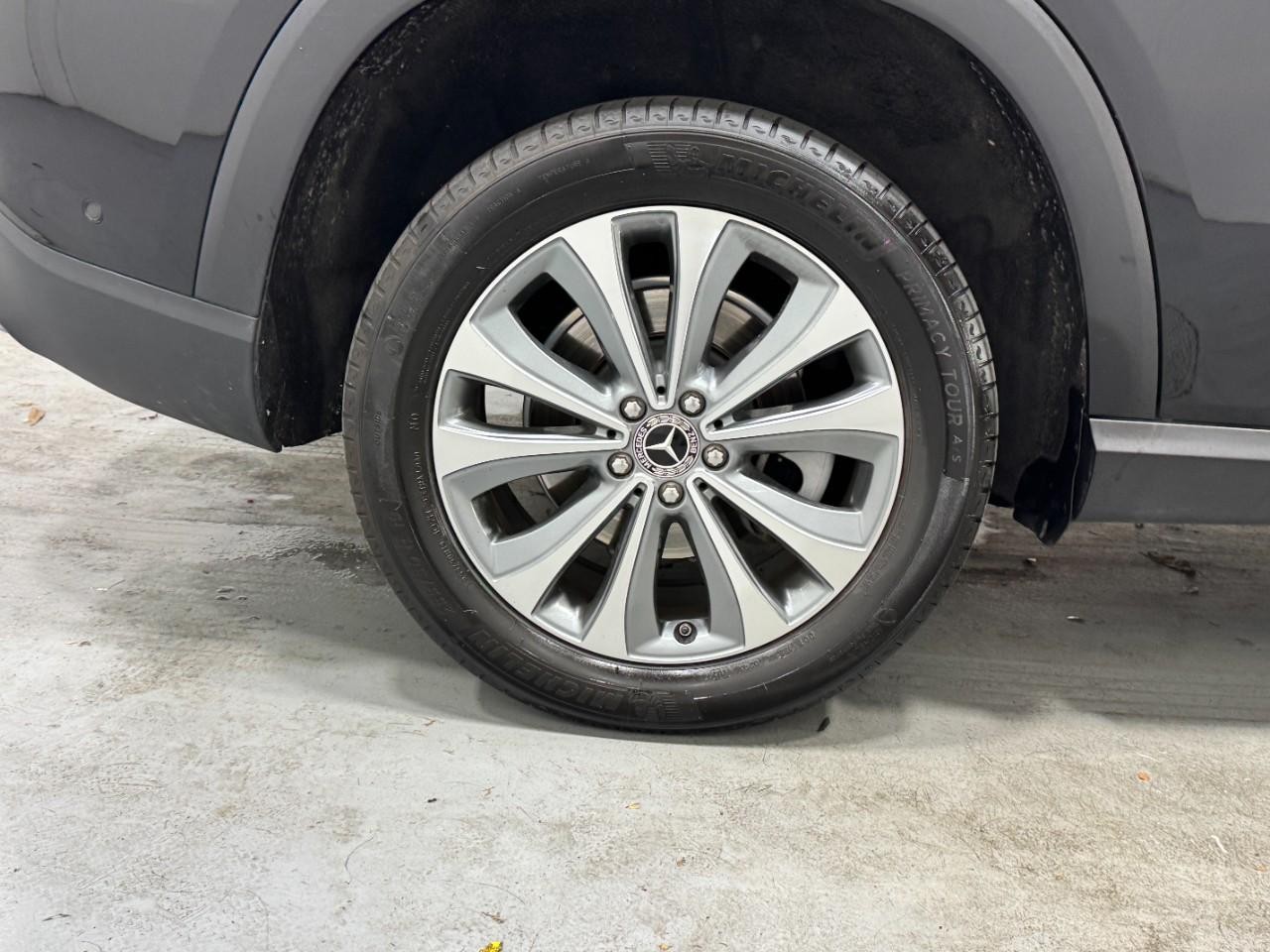 Mercedes-Benz GLE Vehicle Full-screen Gallery Image 5