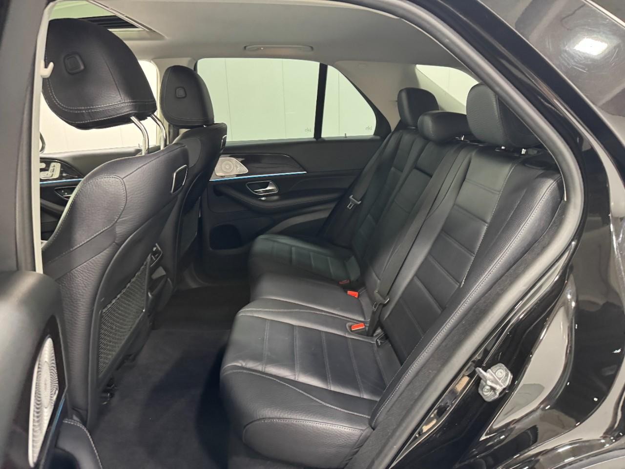 Mercedes-Benz GLE Vehicle Full-screen Gallery Image 8