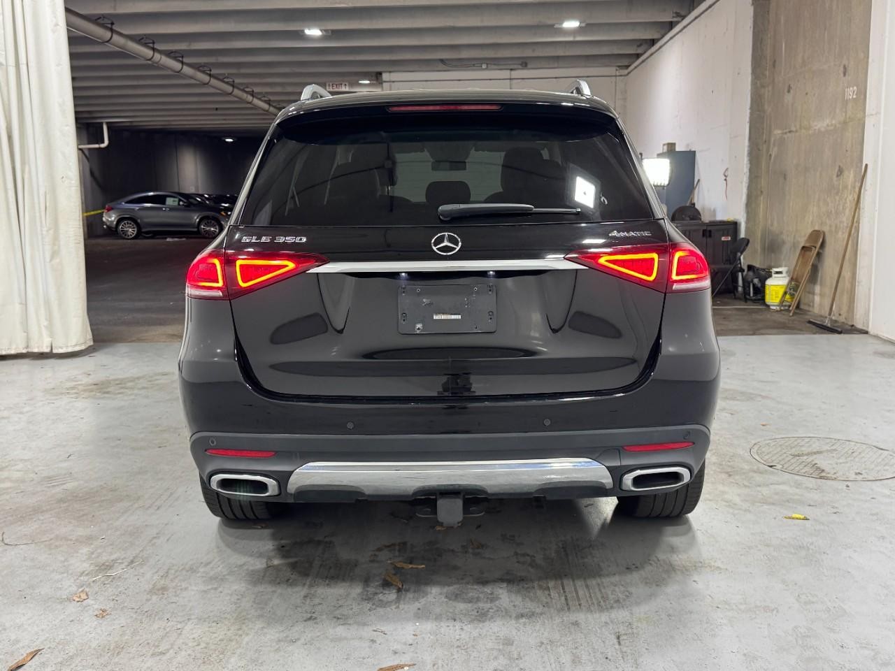 Mercedes-Benz GLE Vehicle Full-screen Gallery Image 9