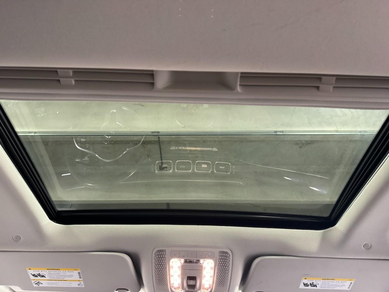 Mercedes-Benz GLE Vehicle Full-screen Gallery Image 11