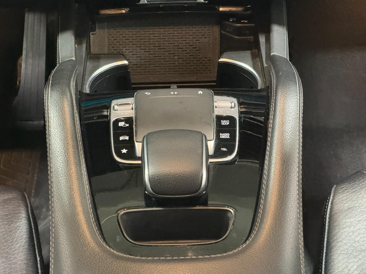 Mercedes-Benz GLE Vehicle Full-screen Gallery Image 16