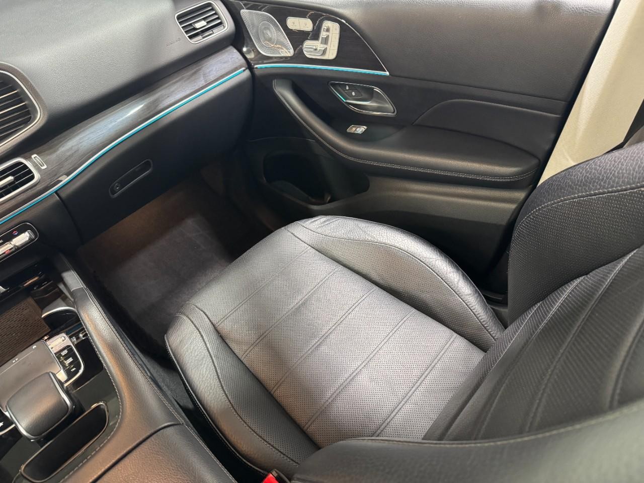 Mercedes-Benz GLE Vehicle Full-screen Gallery Image 17