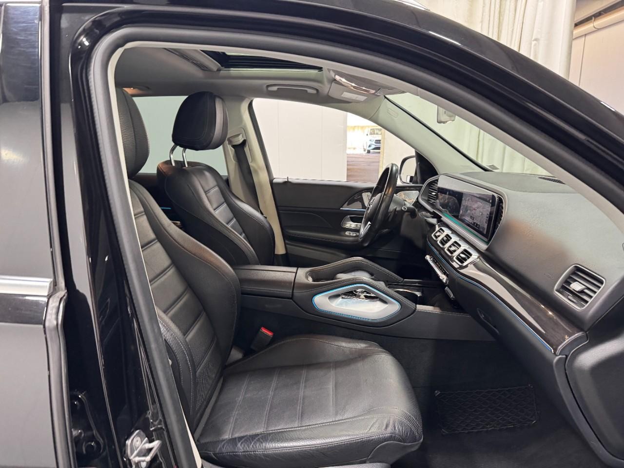 Mercedes-Benz GLE Vehicle Full-screen Gallery Image 18