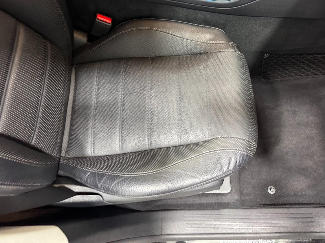 Mercedes-Benz GLE Vehicle Full-screen Gallery Image 19