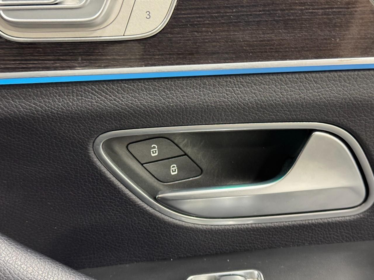 Mercedes-Benz GLE Vehicle Full-screen Gallery Image 21