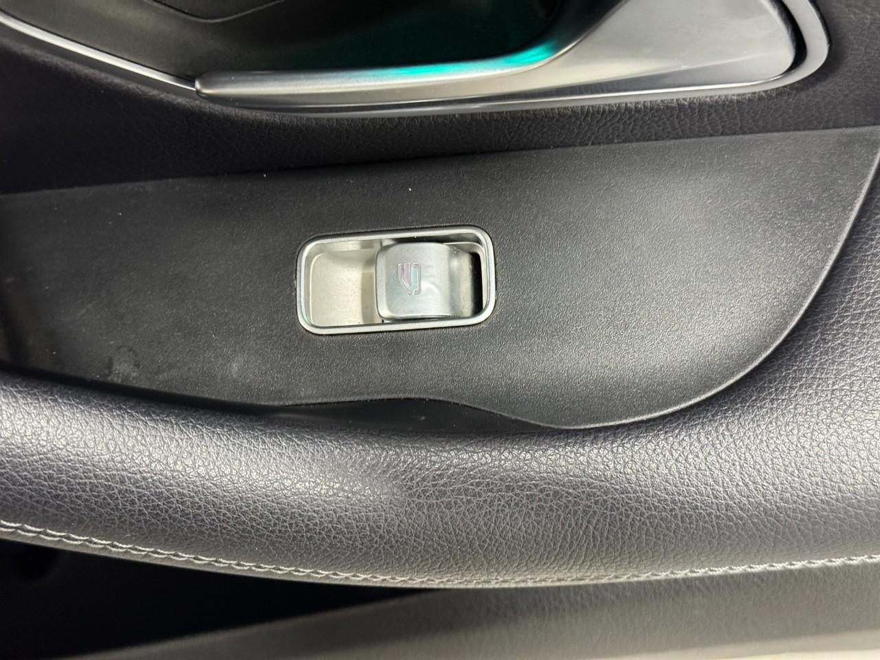 Mercedes-Benz GLE Vehicle Full-screen Gallery Image 22