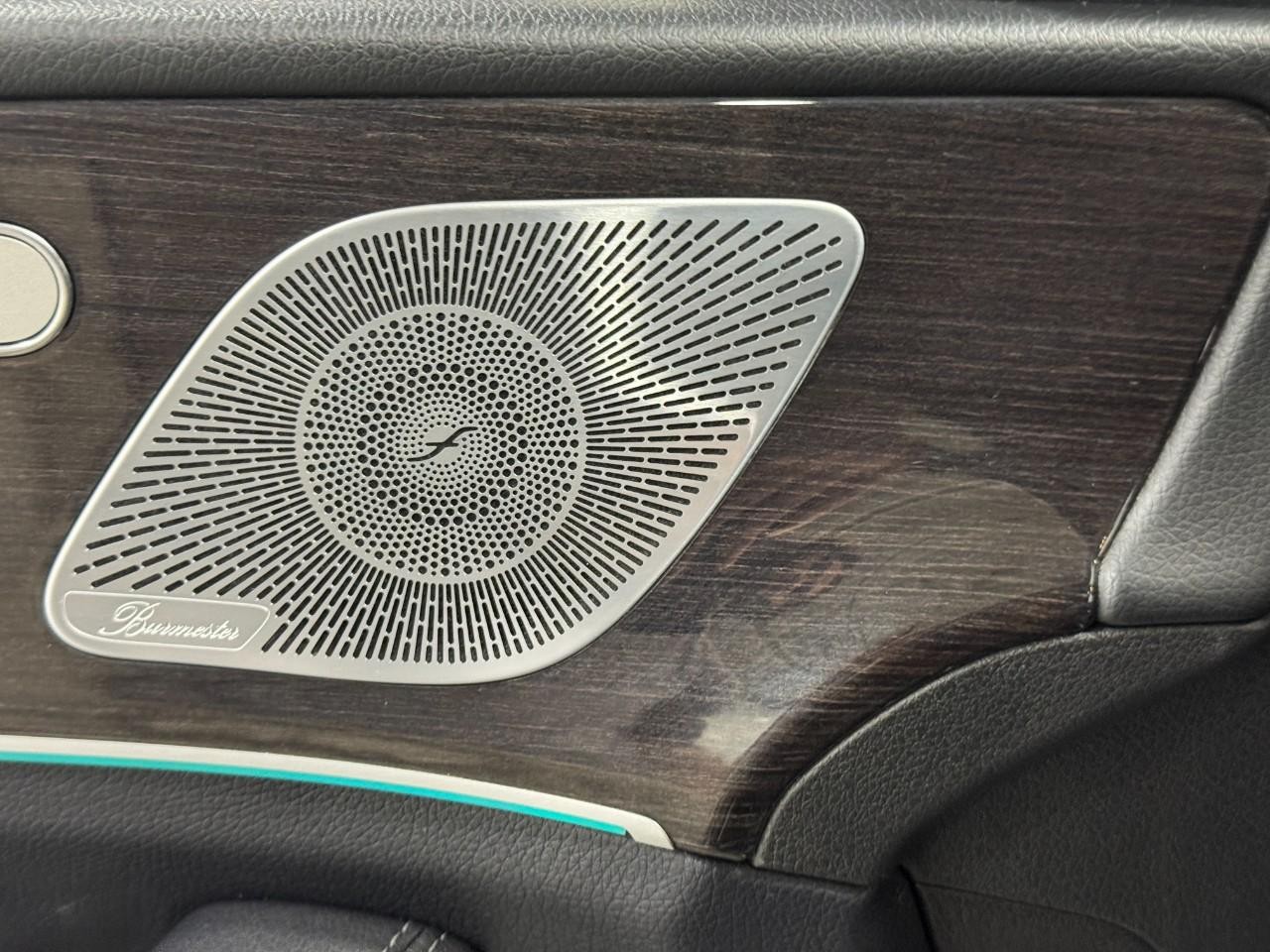 Mercedes-Benz GLE Vehicle Full-screen Gallery Image 23