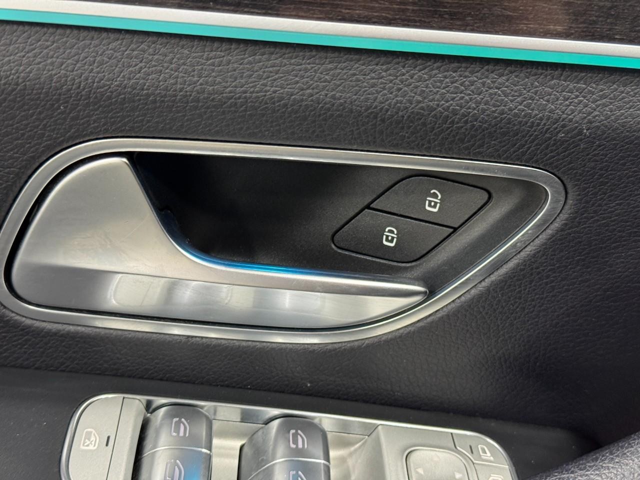 Mercedes-Benz GLE Vehicle Full-screen Gallery Image 25