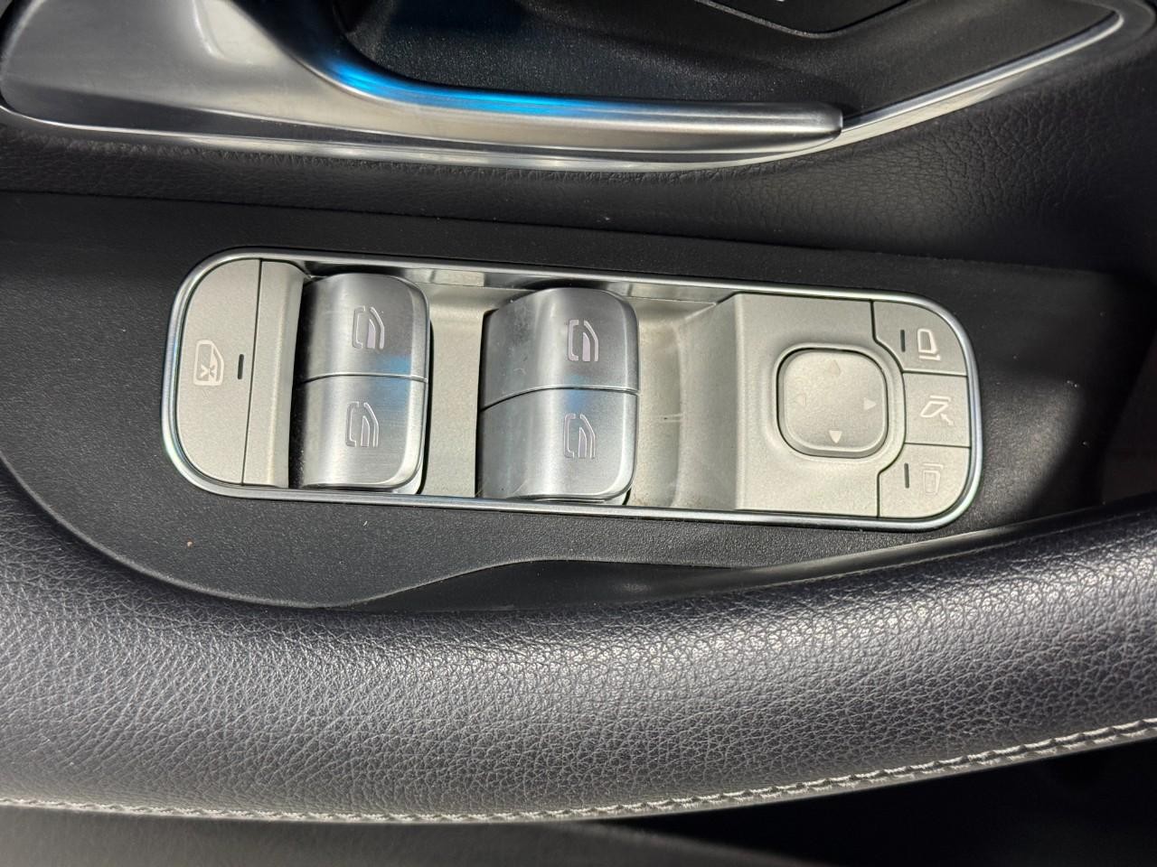 Mercedes-Benz GLE Vehicle Full-screen Gallery Image 26