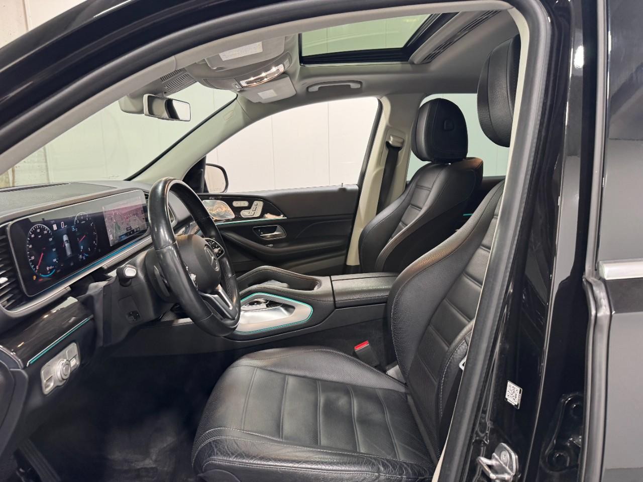 Mercedes-Benz GLE Vehicle Full-screen Gallery Image 28