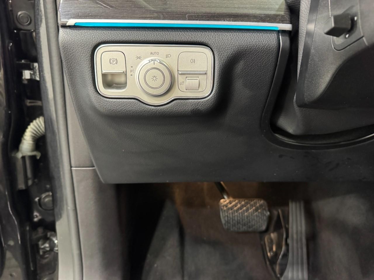 Mercedes-Benz GLE Vehicle Full-screen Gallery Image 30