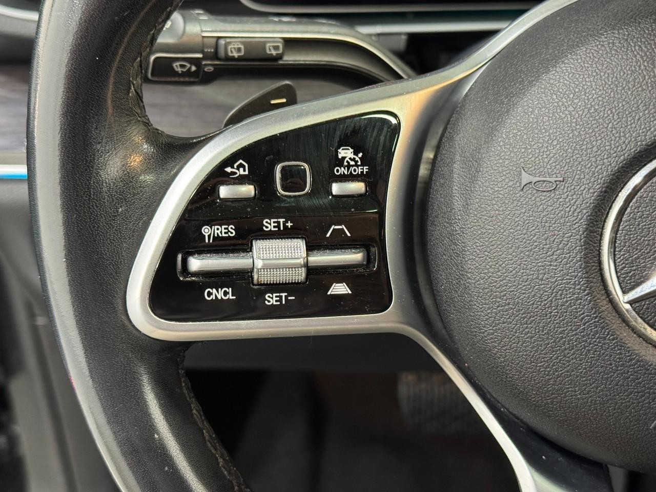 Mercedes-Benz GLE Vehicle Full-screen Gallery Image 31