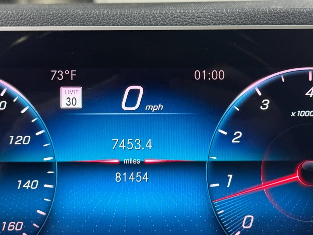 Mercedes-Benz GLE Vehicle Full-screen Gallery Image 33