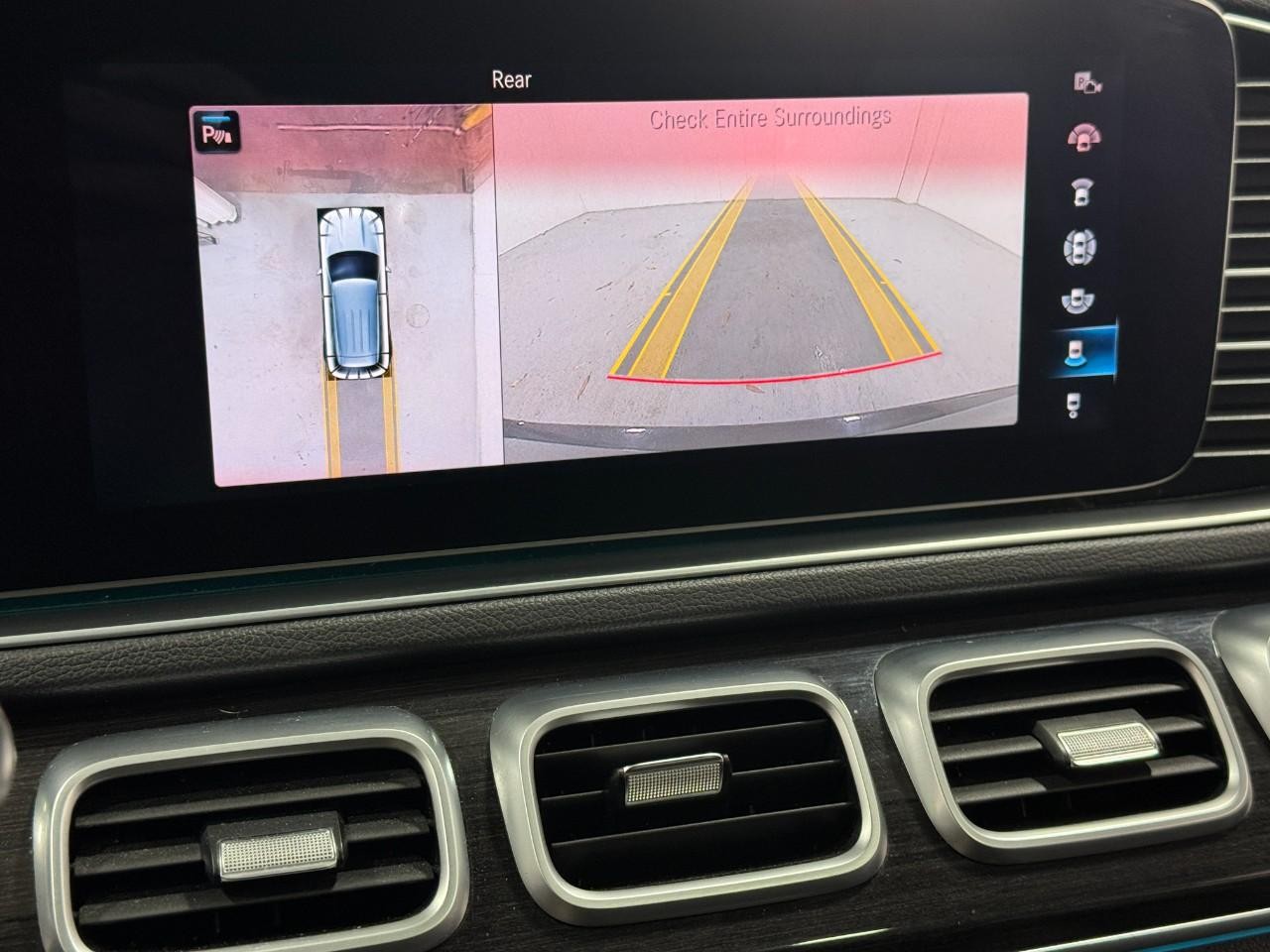 Mercedes-Benz GLE Vehicle Full-screen Gallery Image 35