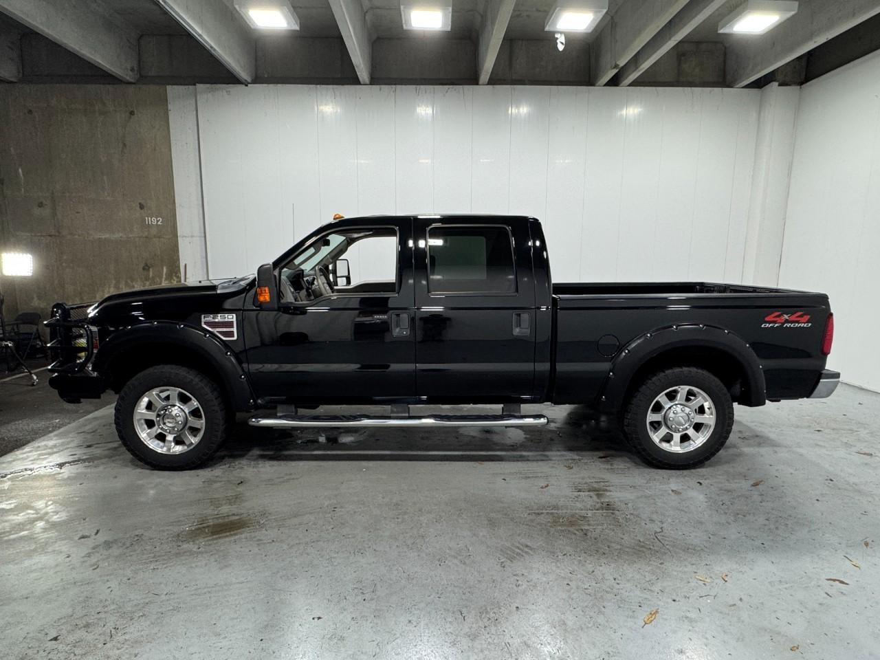 Ford Super Duty F-250 SRW Vehicle Full-screen Gallery Image 2