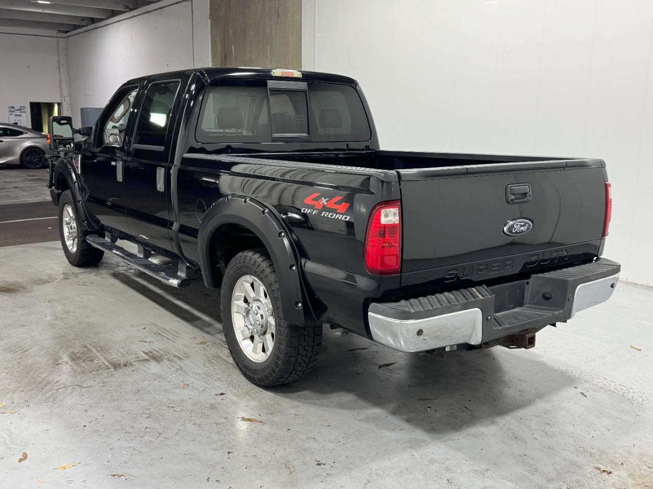 Ford Super Duty F-250 SRW Vehicle Full-screen Gallery Image 3