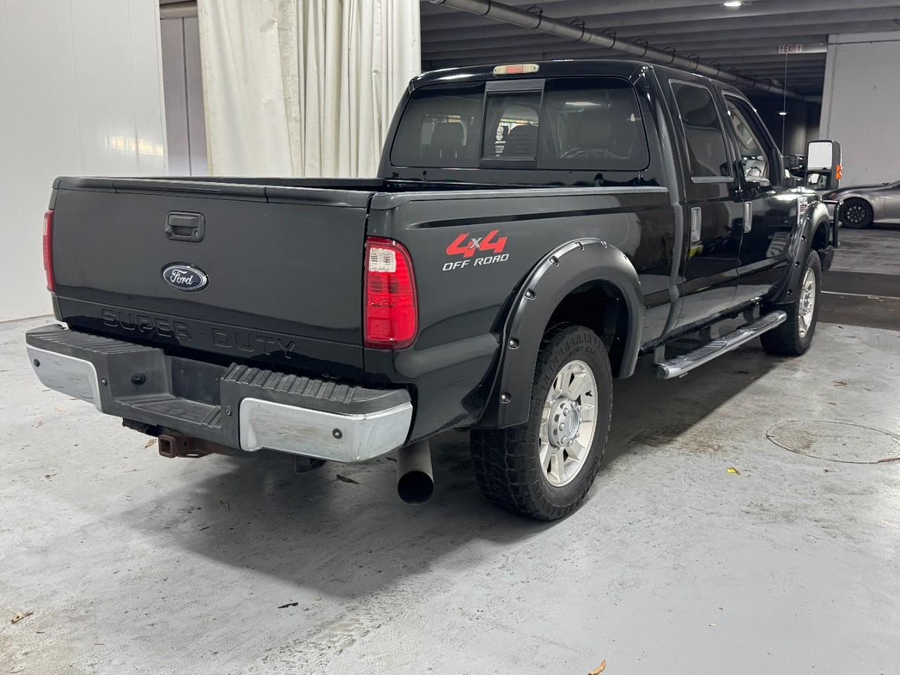 Ford Super Duty F-250 SRW Vehicle Full-screen Gallery Image 4