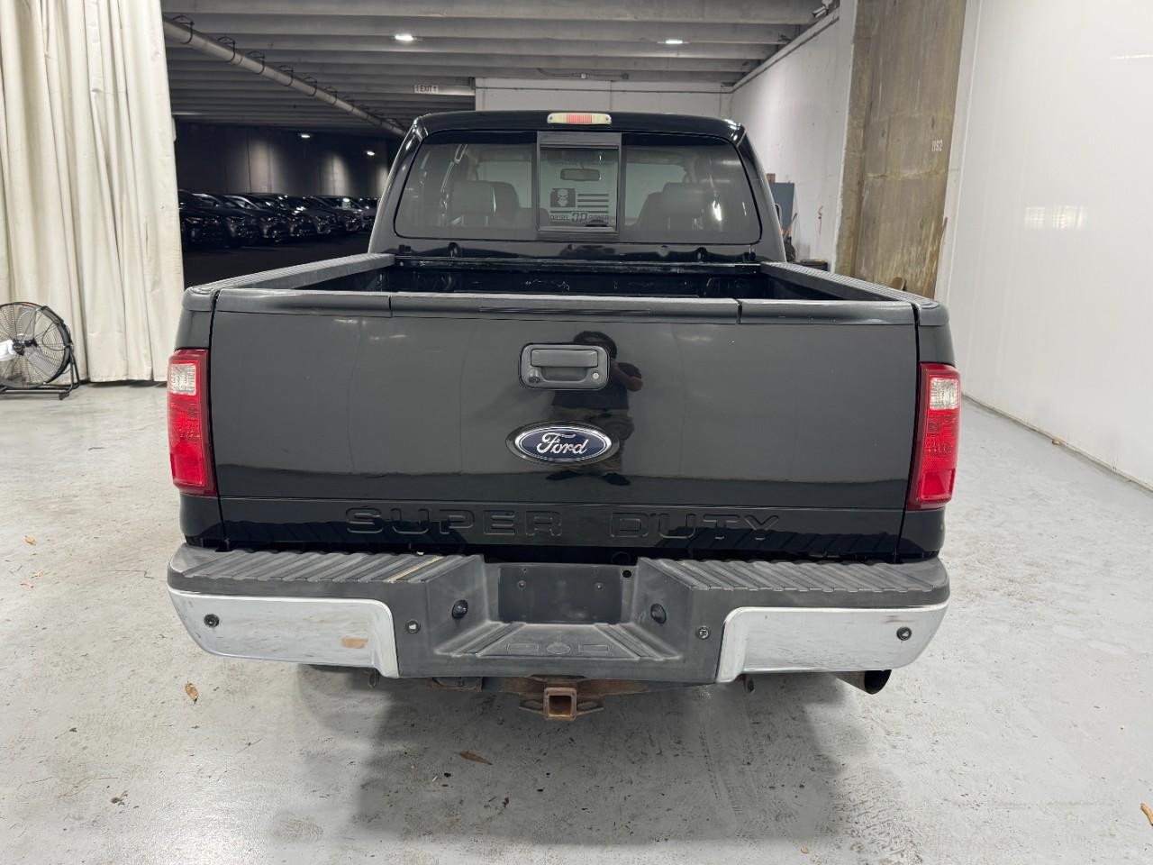 Ford Super Duty F-250 SRW Vehicle Full-screen Gallery Image 9