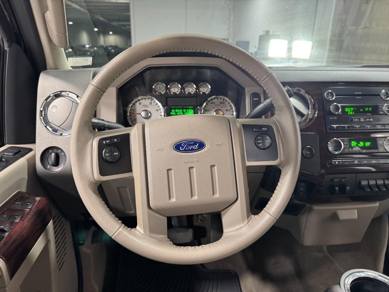 Ford Super Duty F-250 SRW Vehicle Full-screen Gallery Image 12