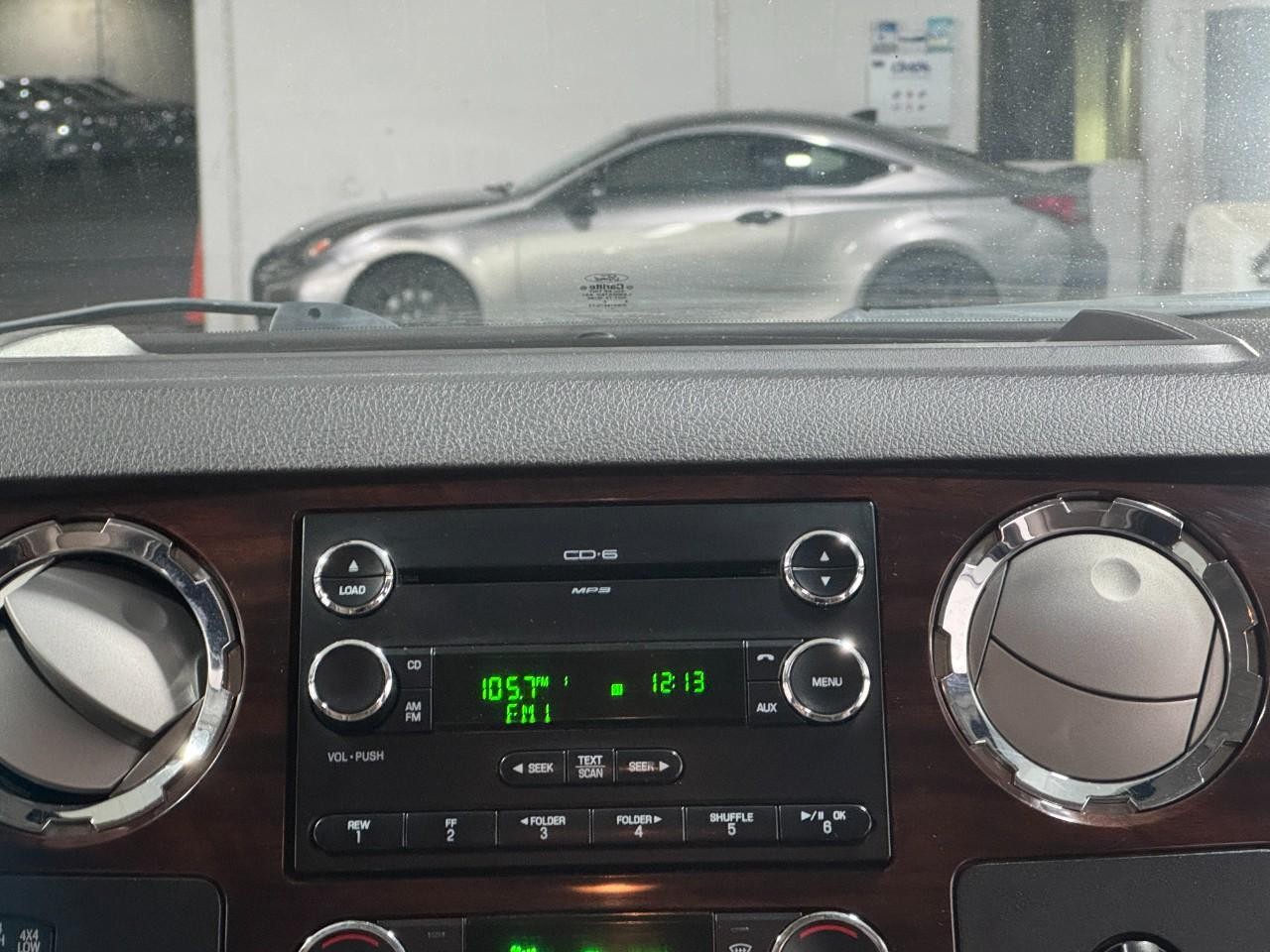 Ford Super Duty F-250 SRW Vehicle Full-screen Gallery Image 13