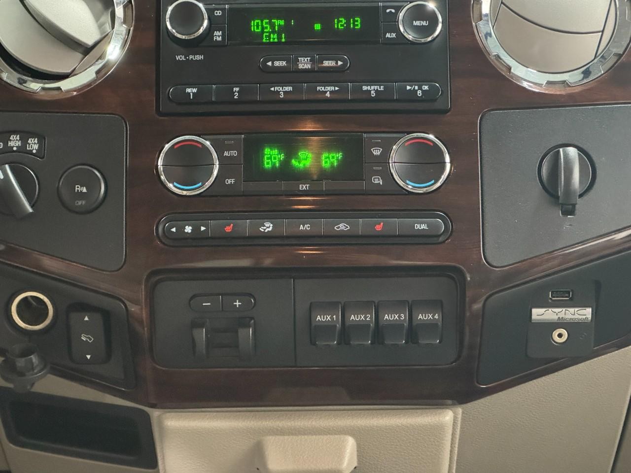 Ford Super Duty F-250 SRW Vehicle Full-screen Gallery Image 14