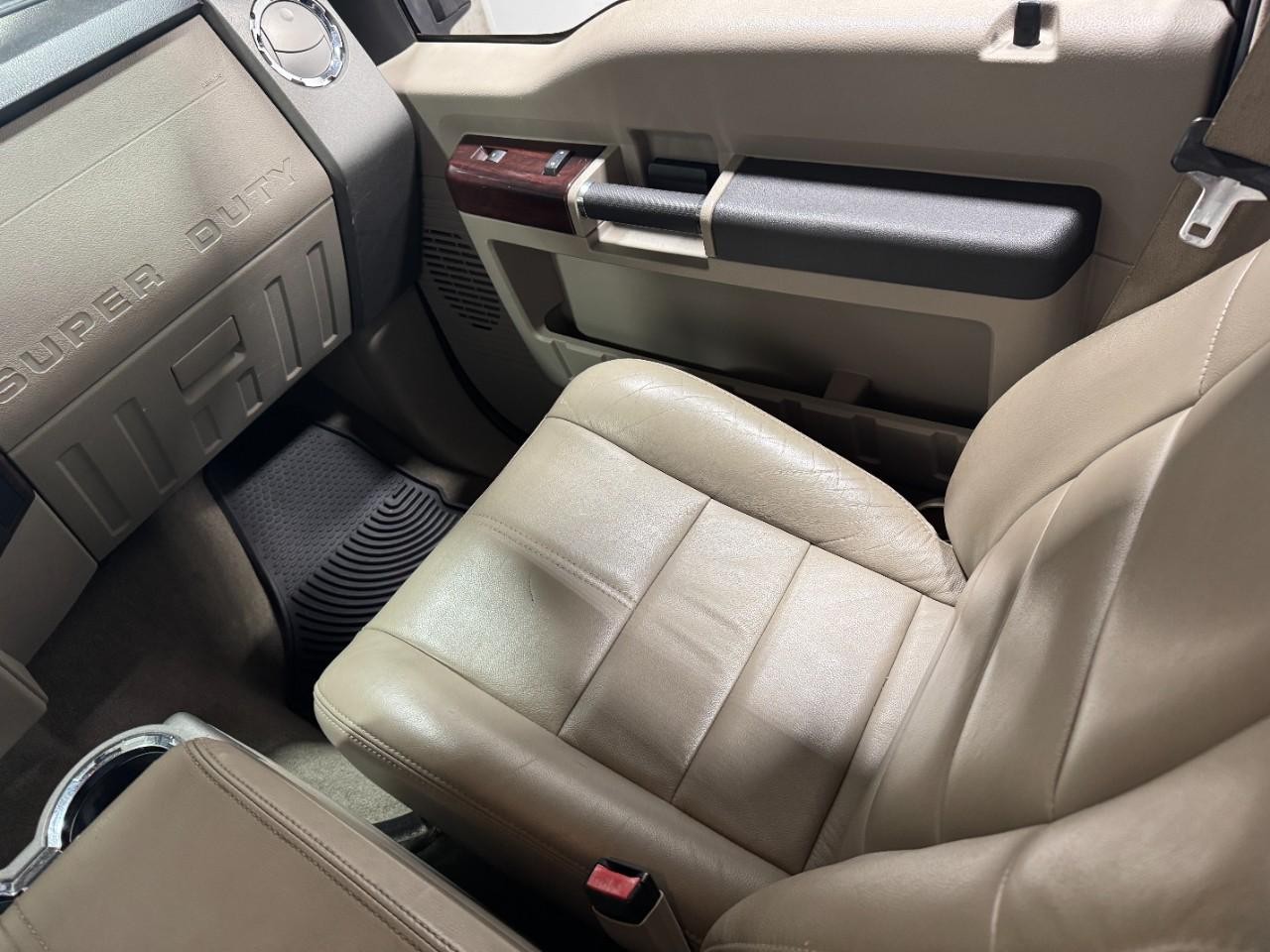 Ford Super Duty F-250 SRW Vehicle Full-screen Gallery Image 15