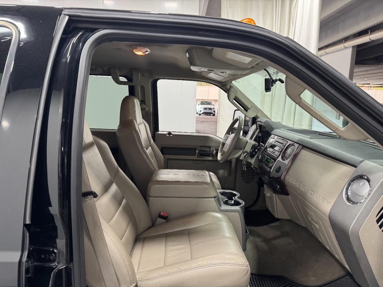 Ford Super Duty F-250 SRW Vehicle Full-screen Gallery Image 16