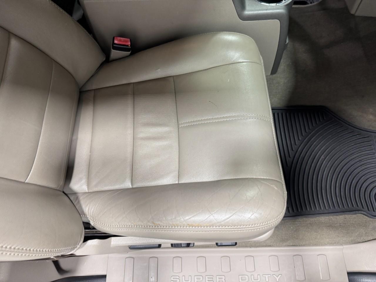 Ford Super Duty F-250 SRW Vehicle Full-screen Gallery Image 17