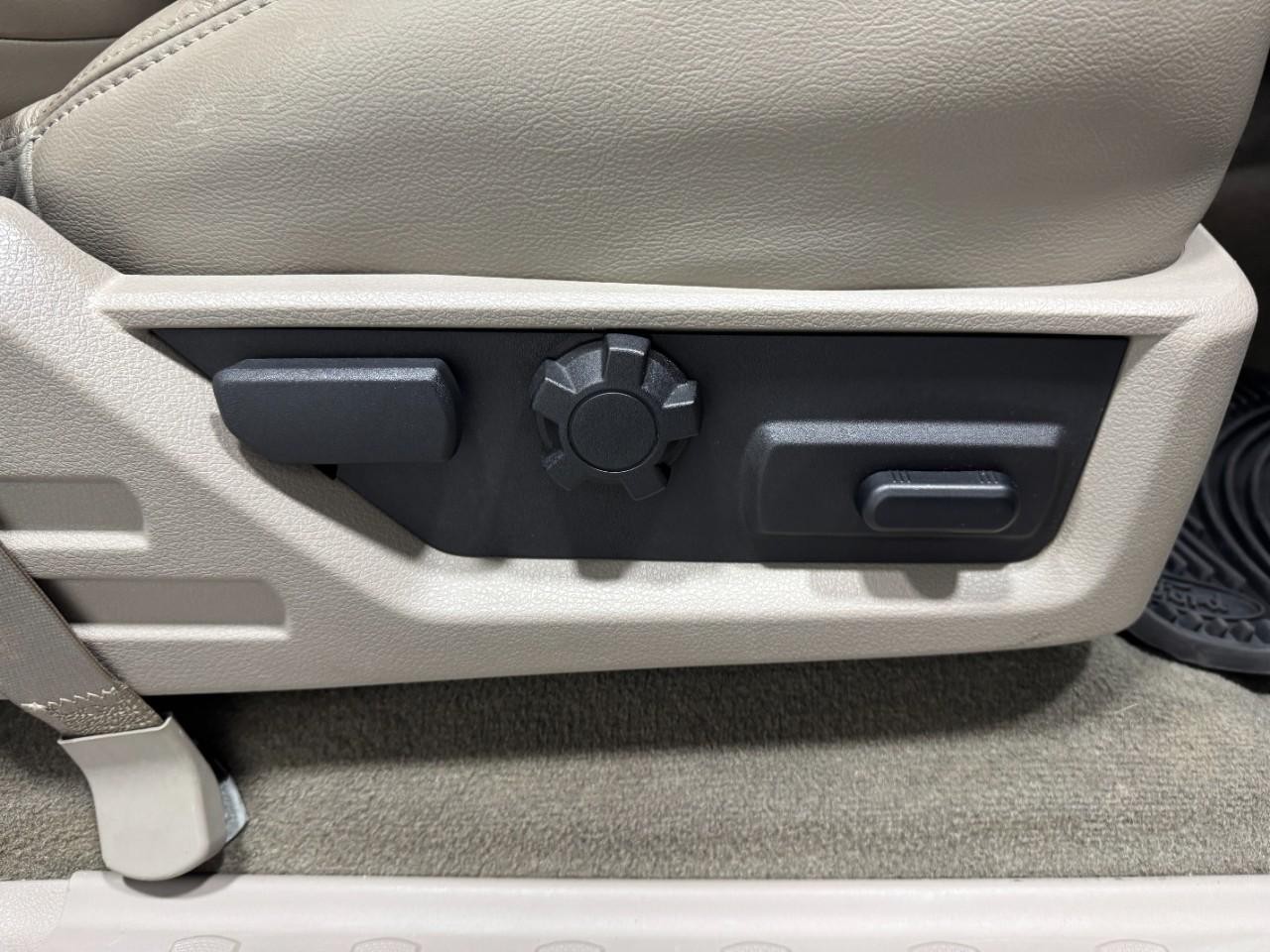 Ford Super Duty F-250 SRW Vehicle Full-screen Gallery Image 18