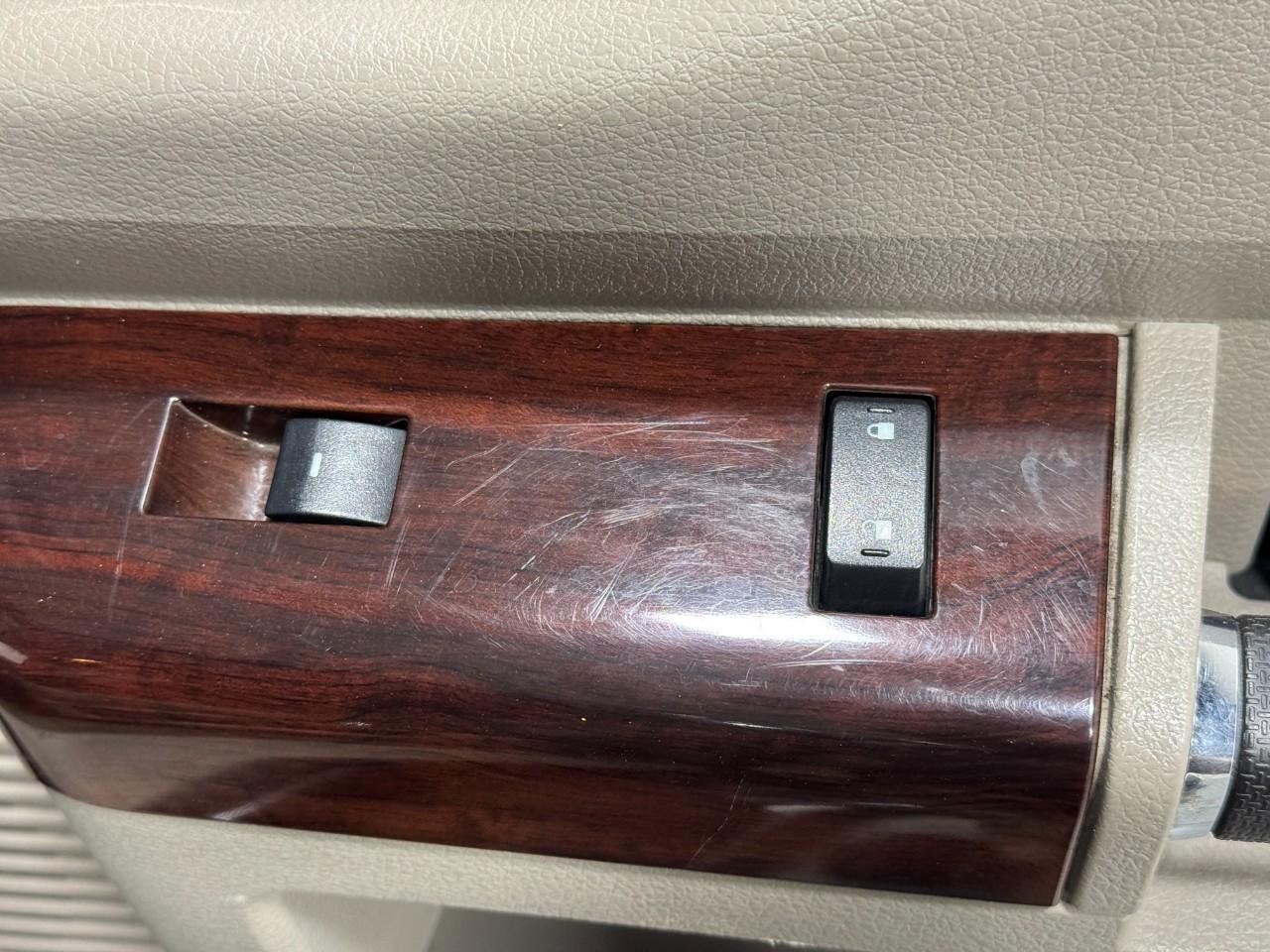 Ford Super Duty F-250 SRW Vehicle Full-screen Gallery Image 19