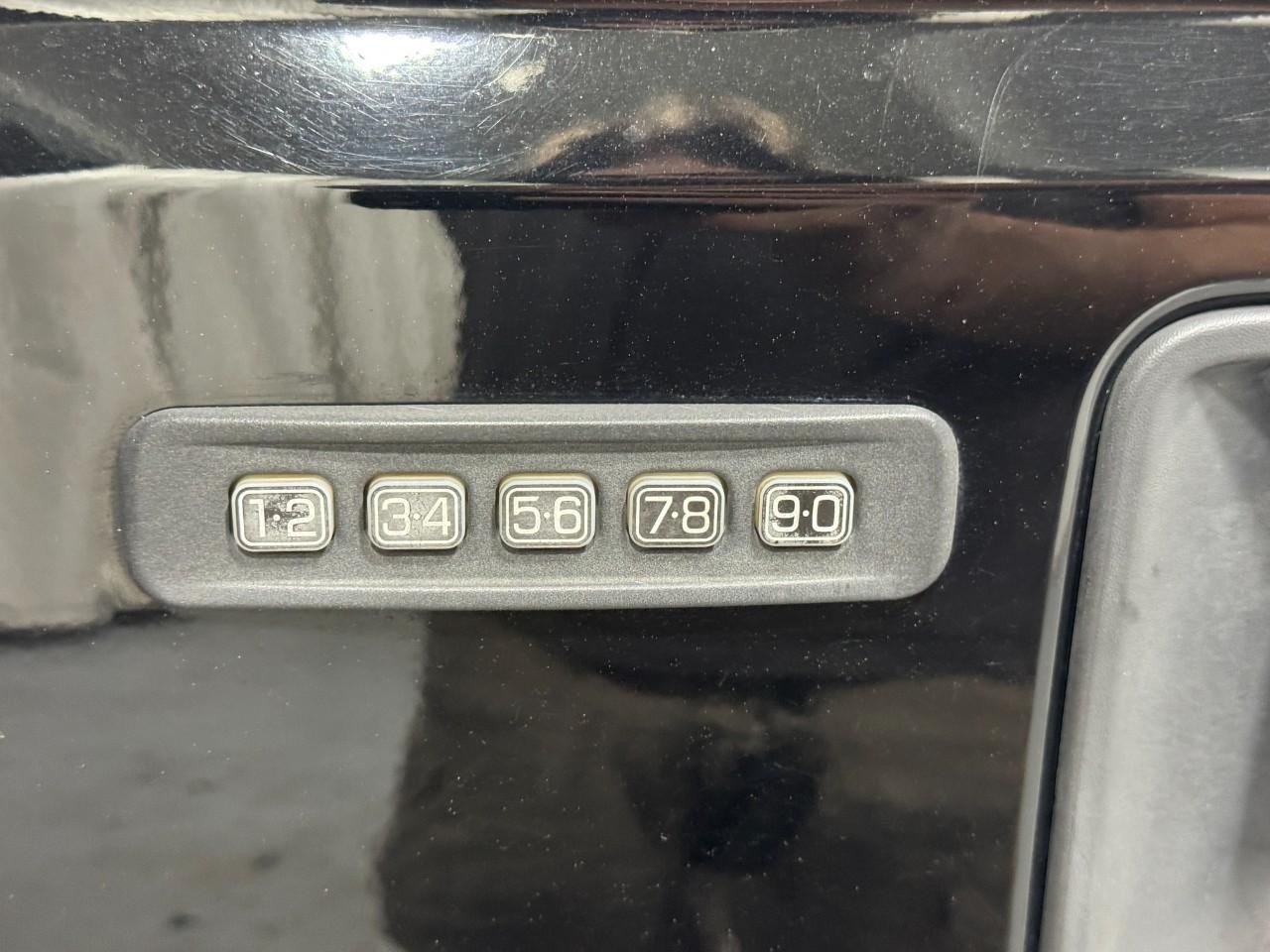 Ford Super Duty F-250 SRW Vehicle Full-screen Gallery Image 20