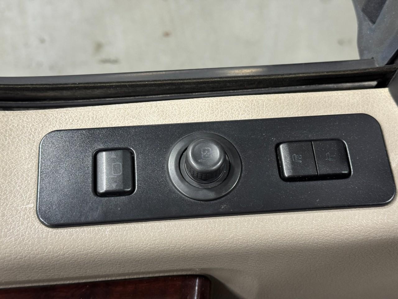 Ford Super Duty F-250 SRW Vehicle Full-screen Gallery Image 21