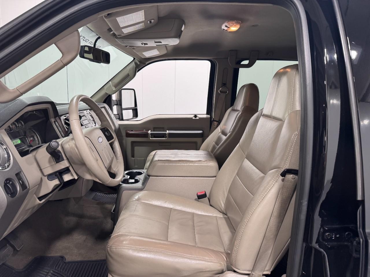 Ford Super Duty F-250 SRW Vehicle Full-screen Gallery Image 23