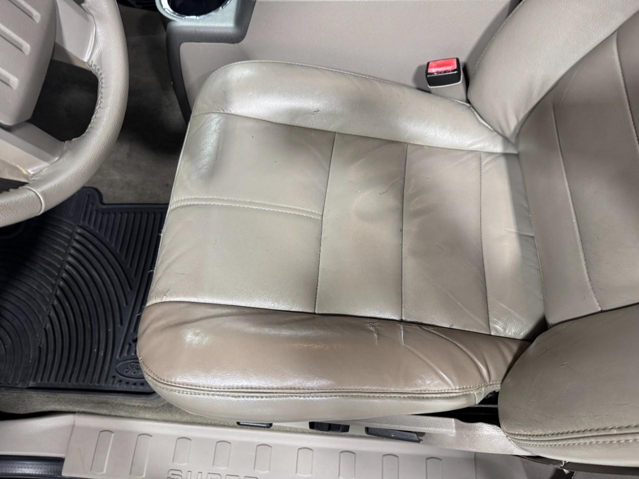 Ford Super Duty F-250 SRW Vehicle Full-screen Gallery Image 24