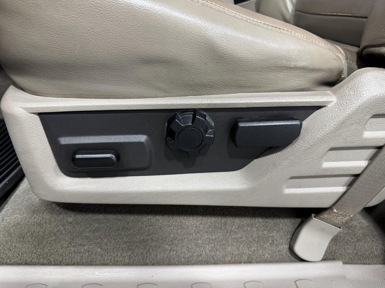 Ford Super Duty F-250 SRW Vehicle Full-screen Gallery Image 25