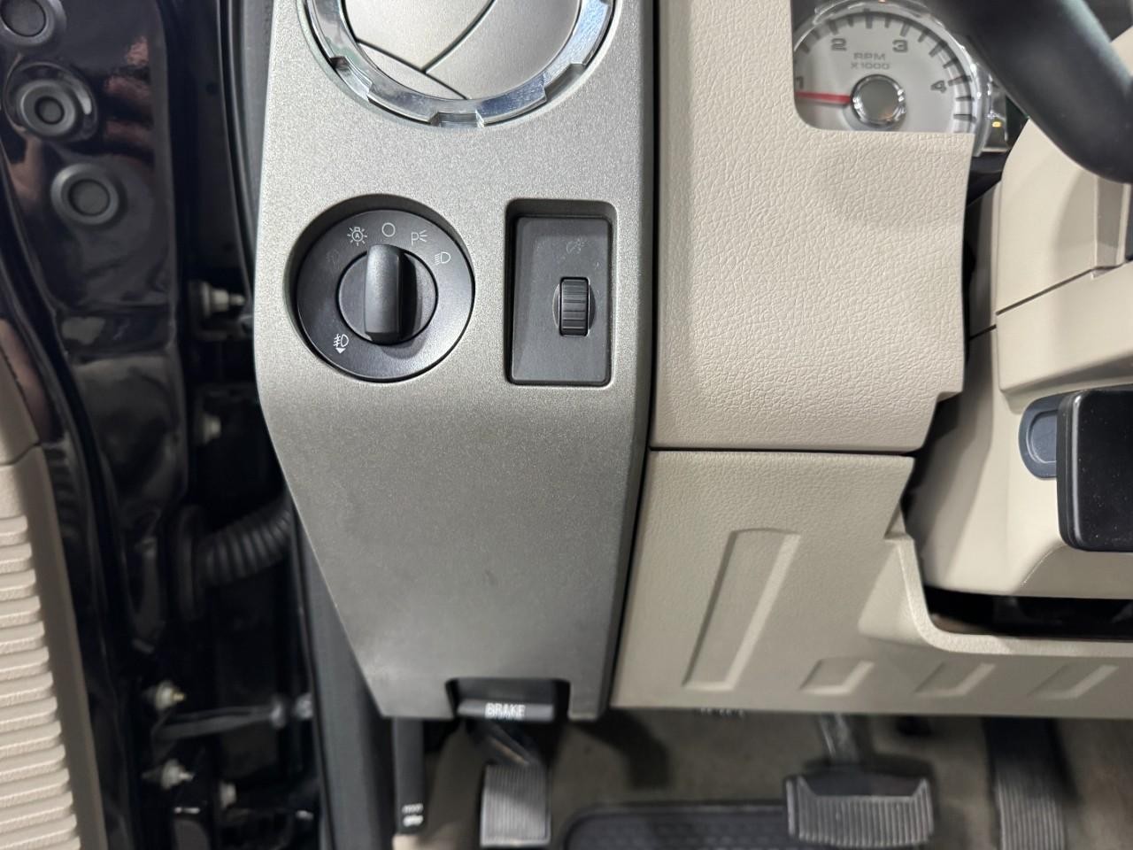 Ford Super Duty F-250 SRW Vehicle Full-screen Gallery Image 26