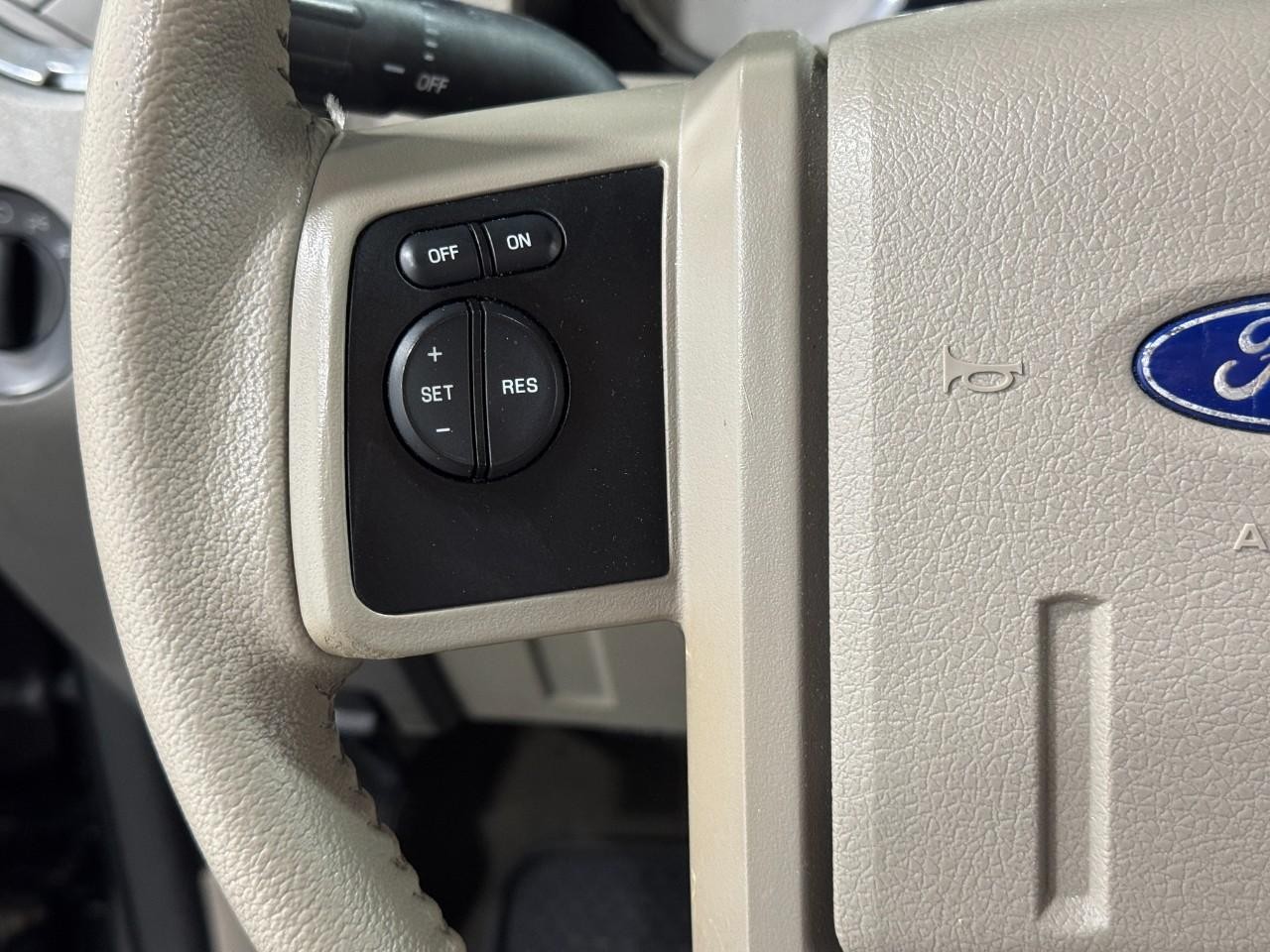 Ford Super Duty F-250 SRW Vehicle Full-screen Gallery Image 27