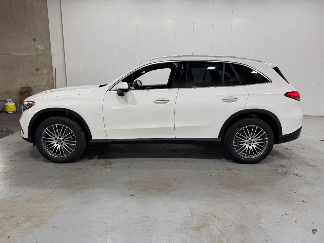 Mercedes-Benz GLC Vehicle Full-screen Gallery Image 2