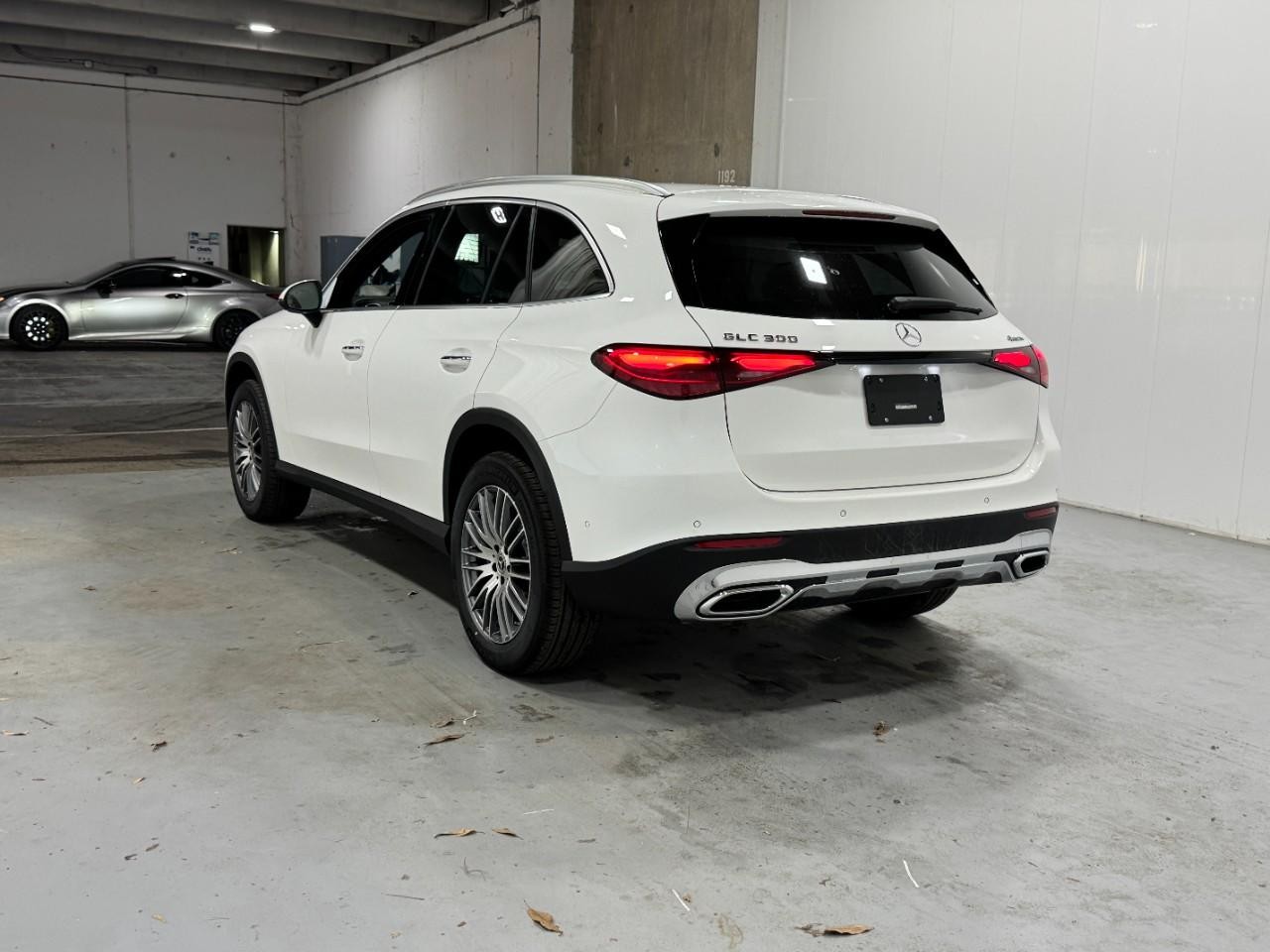 Mercedes-Benz GLC Vehicle Full-screen Gallery Image 3