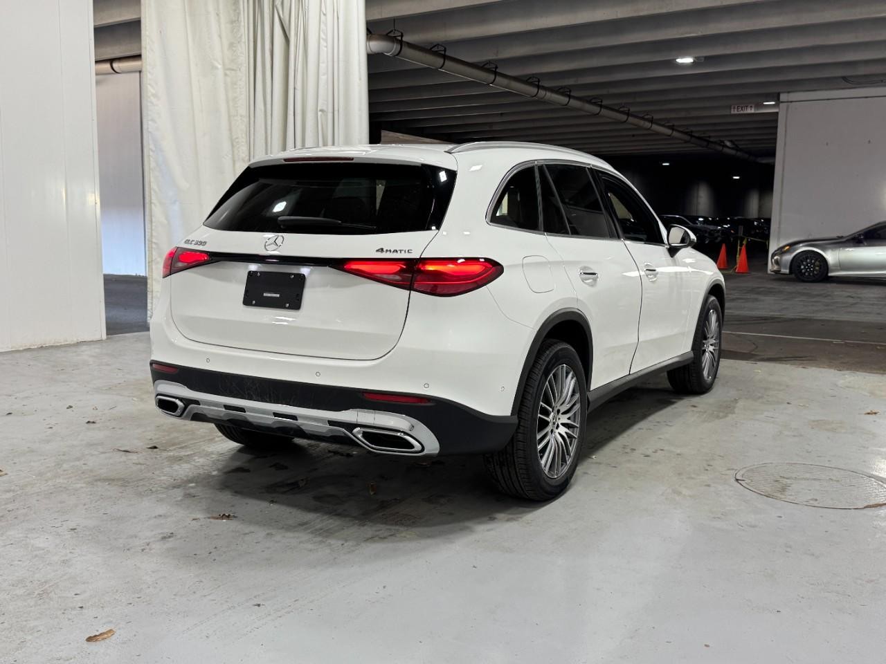 Mercedes-Benz GLC Vehicle Full-screen Gallery Image 4